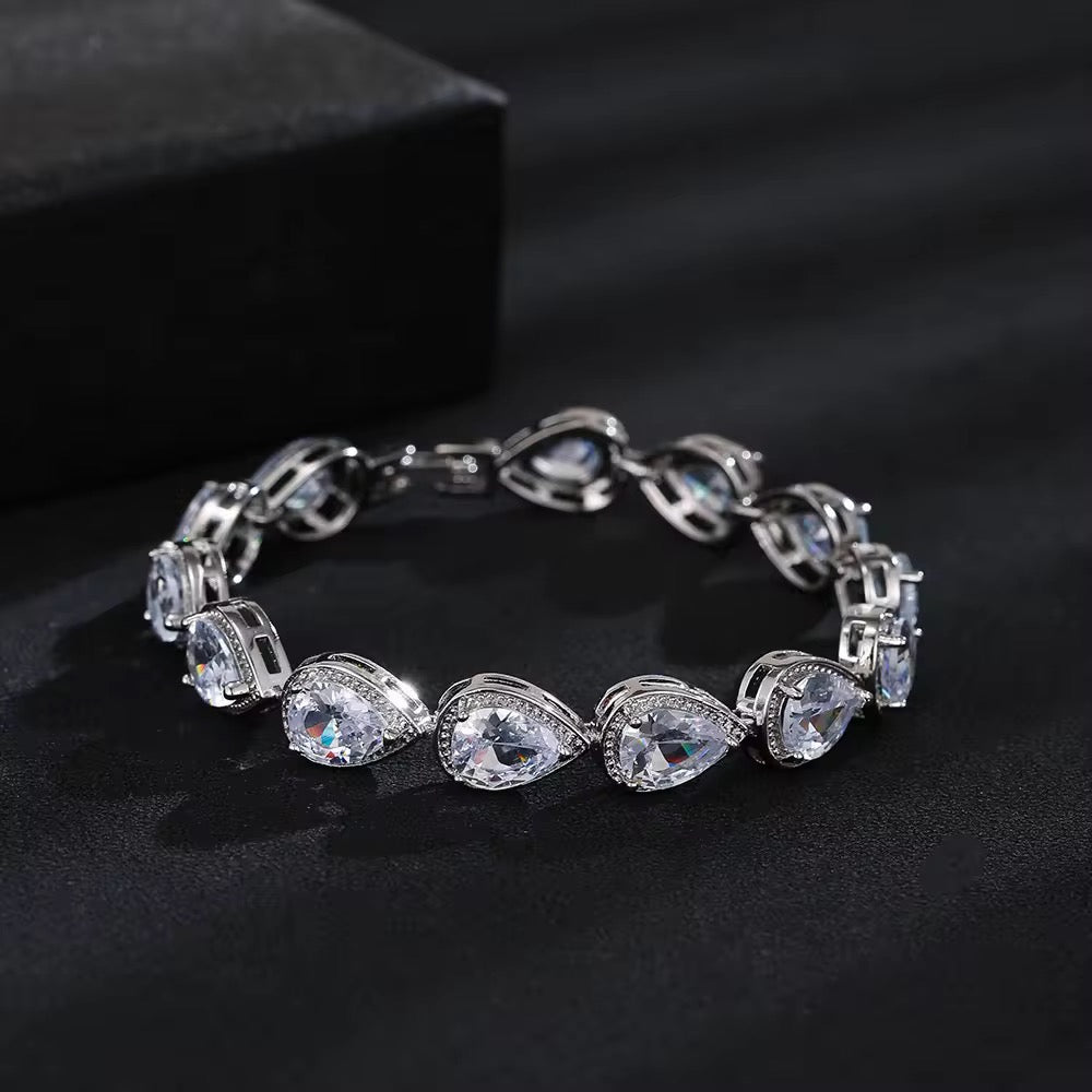 FLICKERING HEART BRACELET (CLEAR)