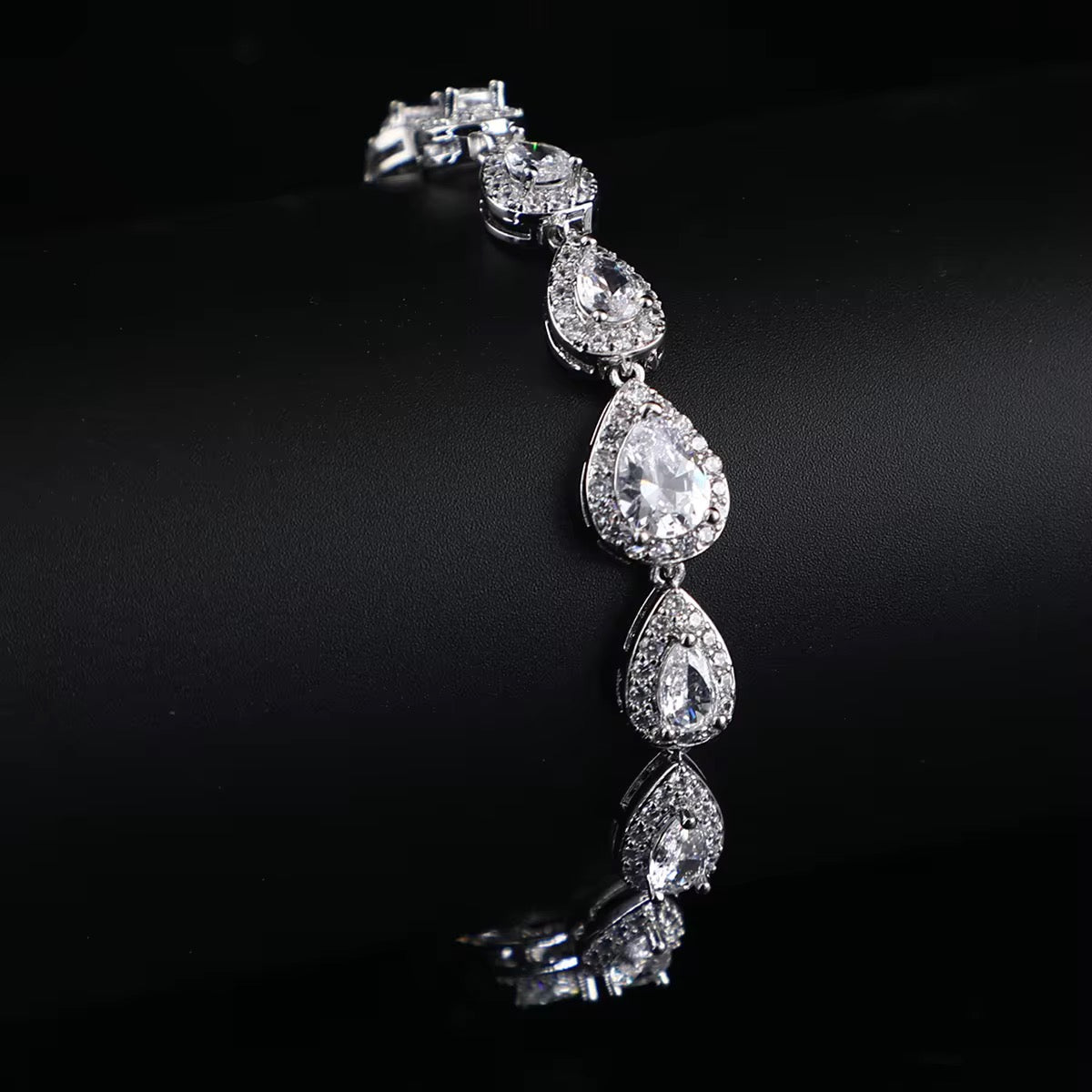 HEARTBREAK BRACELET (SILVER)