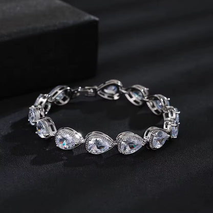 FLICKERING HEART BRACELET (CLEAR)